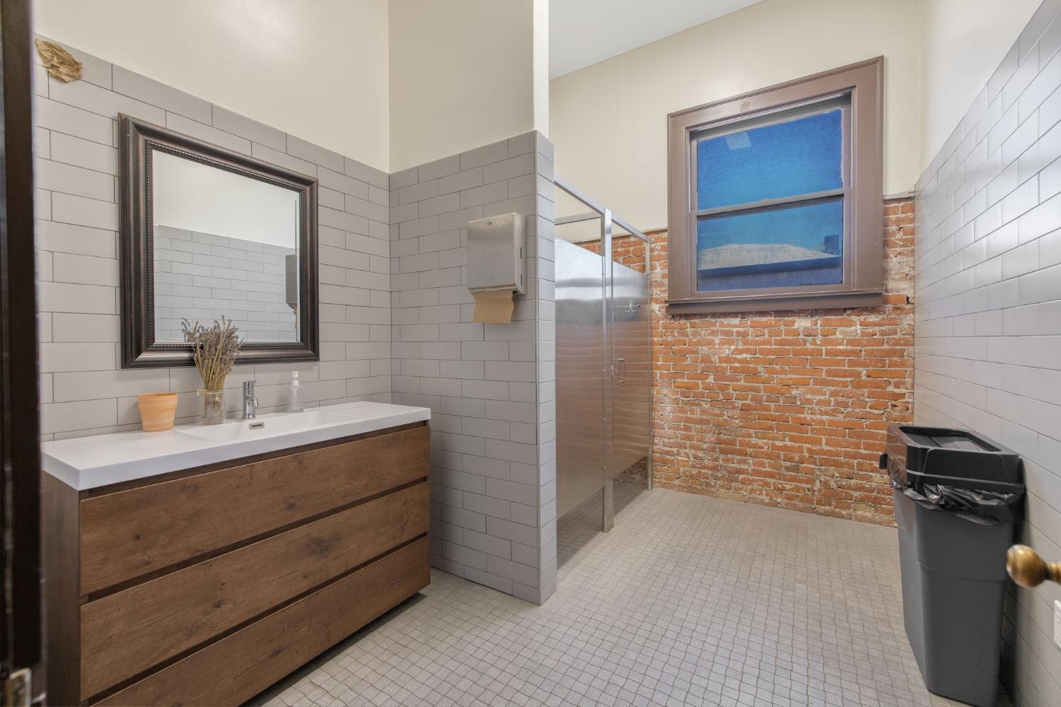 101 W Main St, Visalia, CA 93291