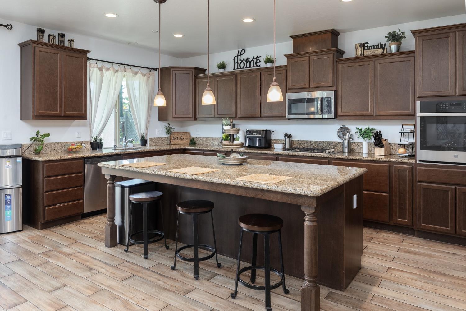 1140 Ridge Creek Estates Way, Dinuba, CA 93618