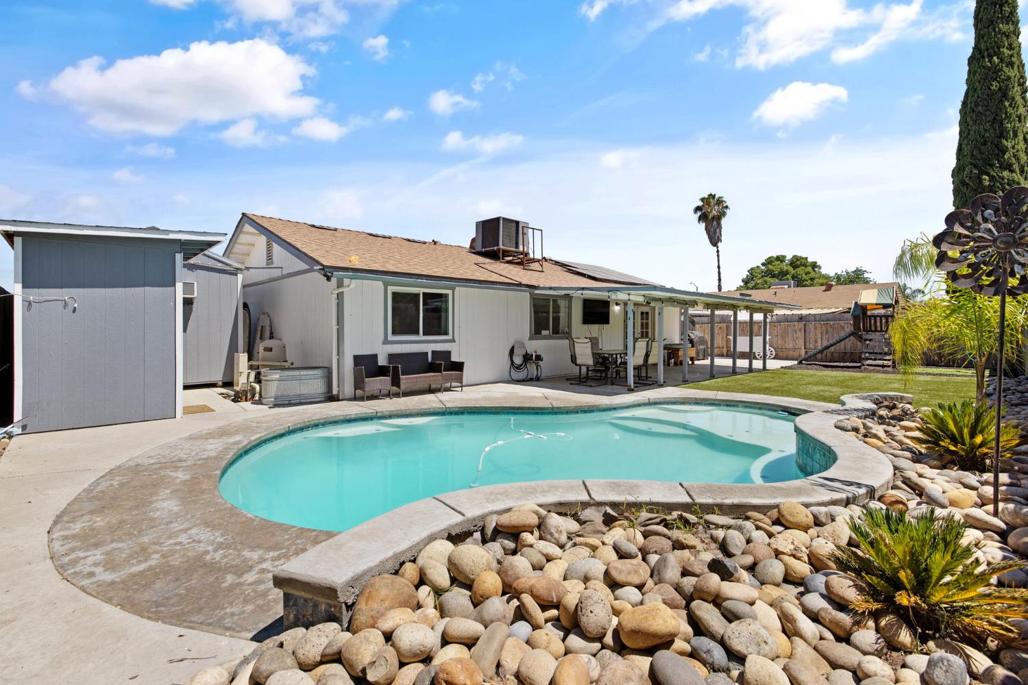 1176 Robin Ave, Hanford, CA 93230