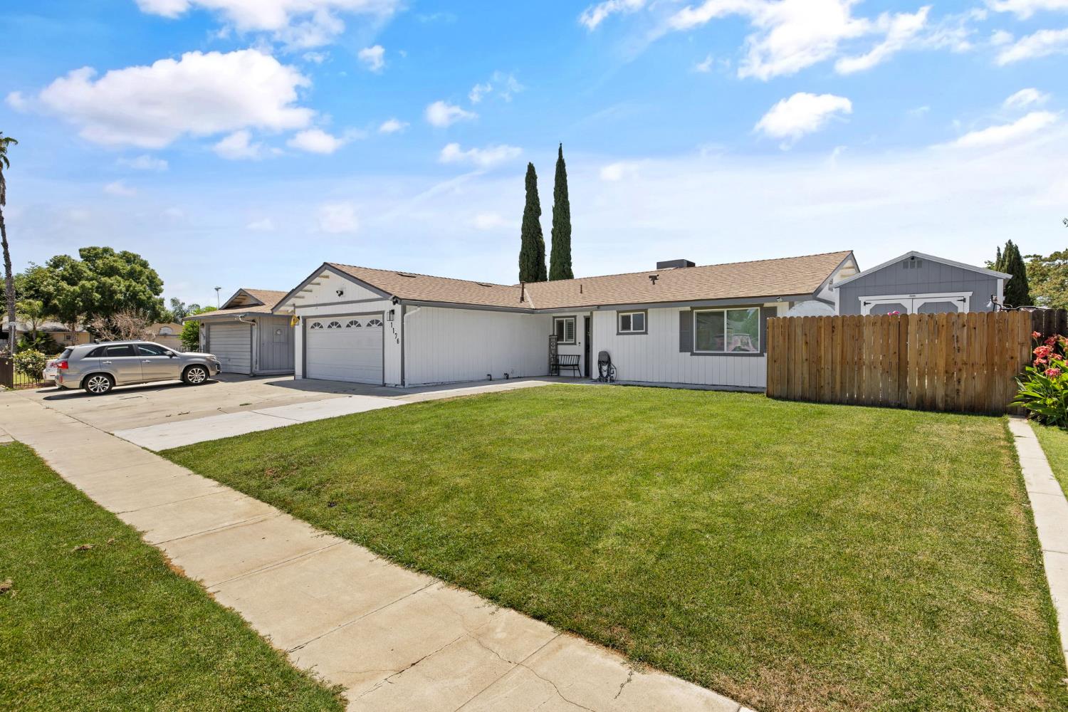 1176 Robin Ave, Hanford, CA 93230