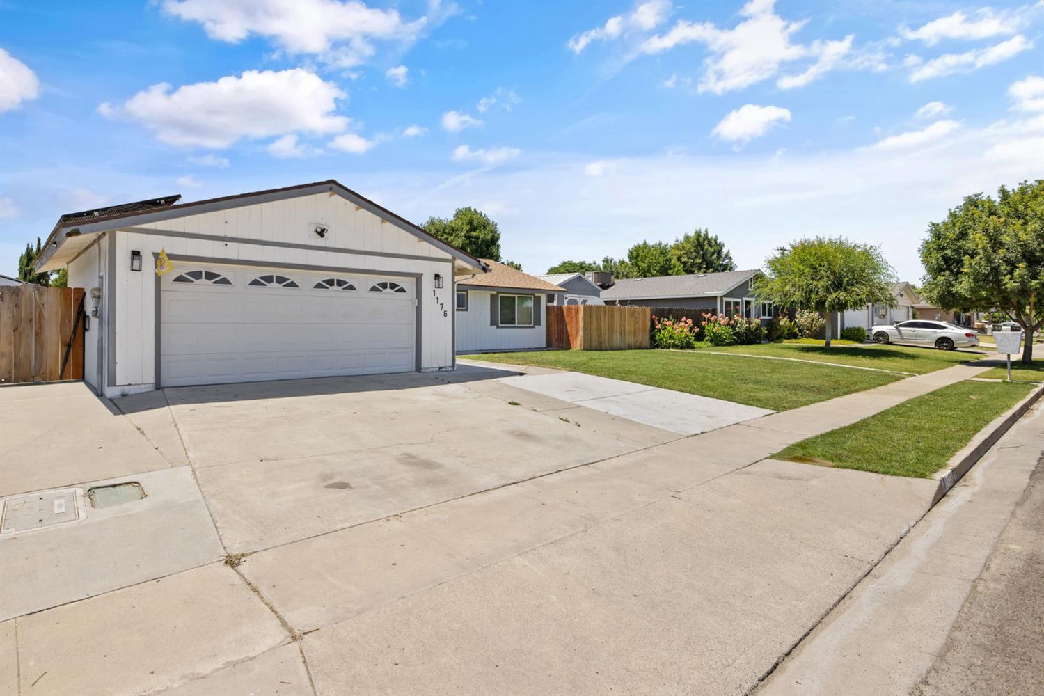 1176 Robin Ave, Hanford, CA 93230