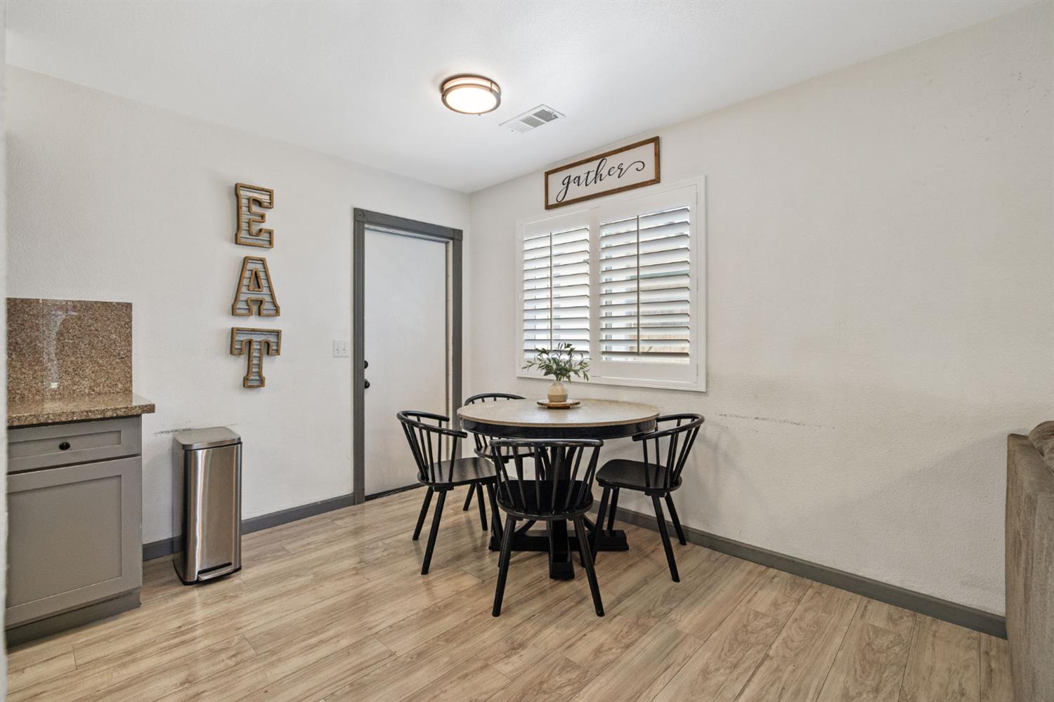 1176 Robin Ave, Hanford, CA 93230