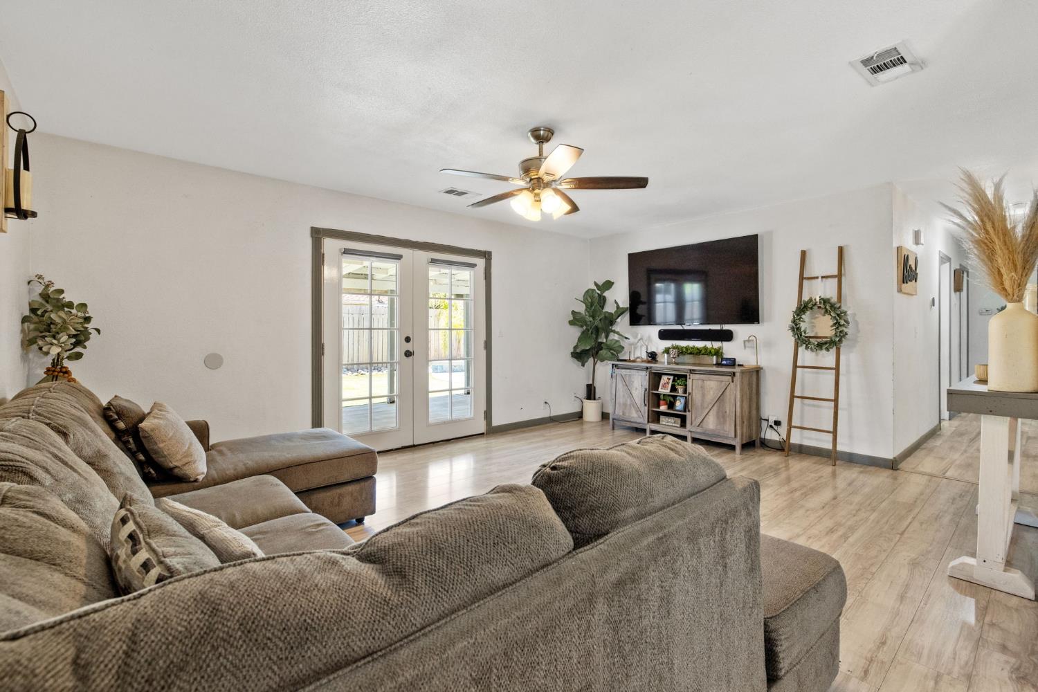 1176 Robin Ave, Hanford, CA 93230