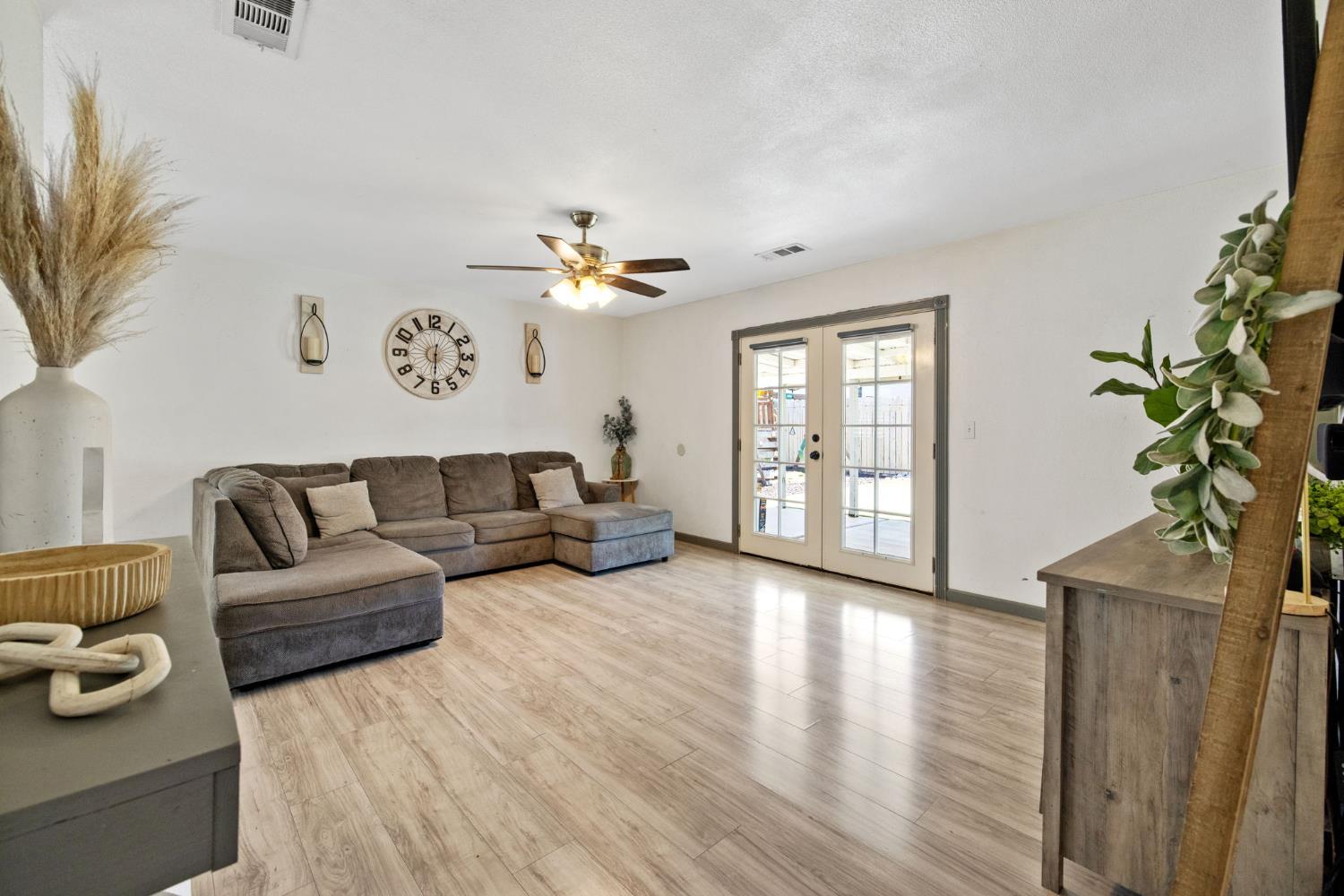 1176 Robin Ave, Hanford, CA 93230