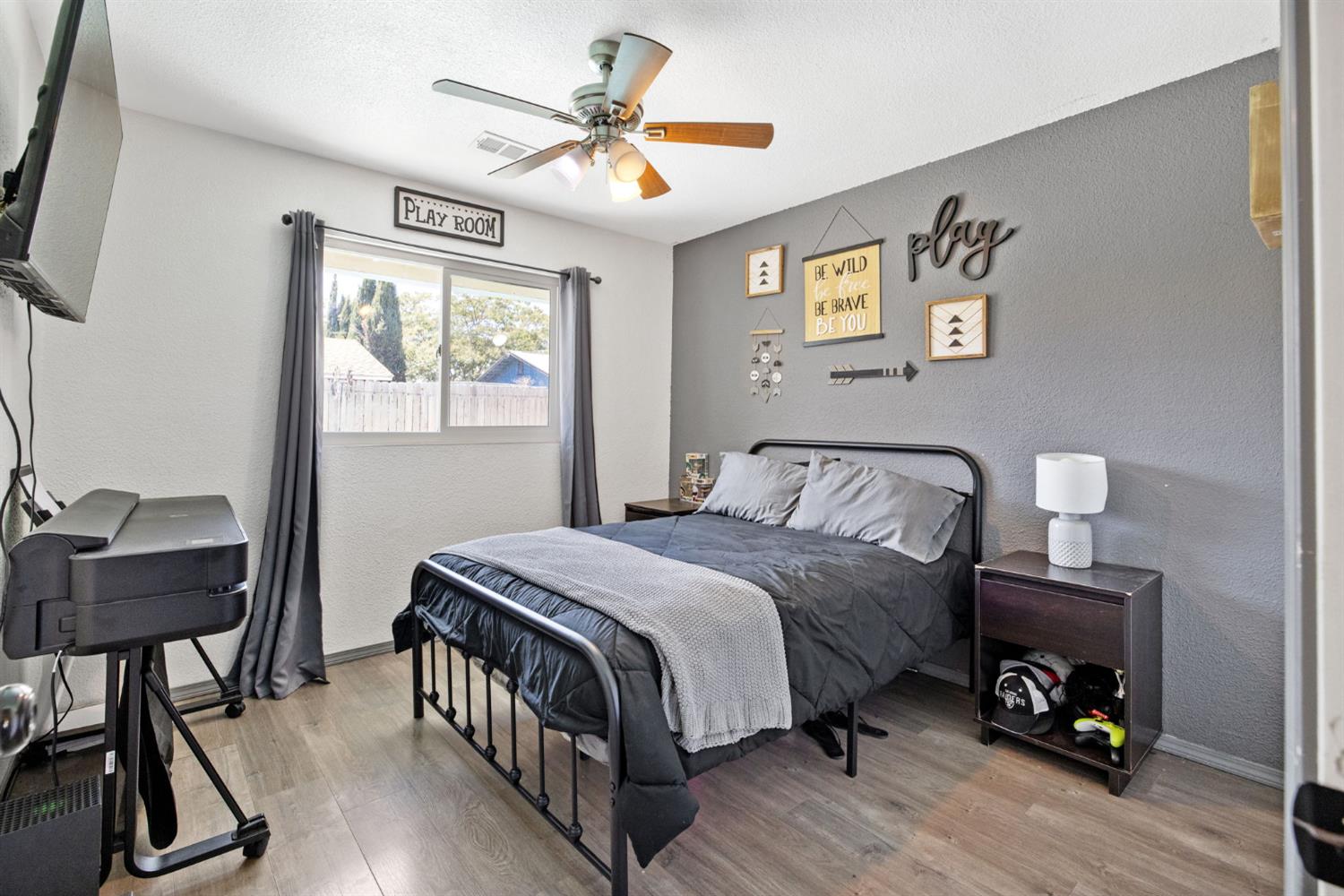 1176 Robin Ave, Hanford, CA 93230