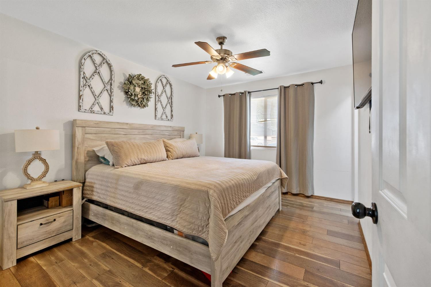 1176 Robin Ave, Hanford, CA 93230