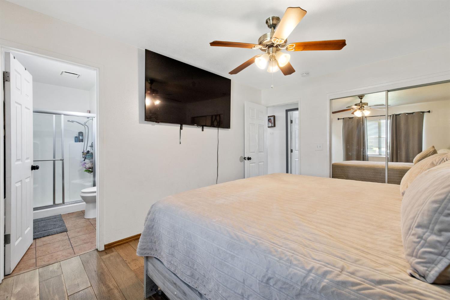 1176 Robin Ave, Hanford, CA 93230