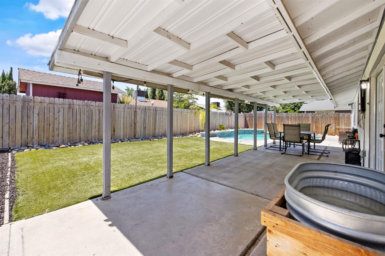 1176 Robin Ave, Hanford, CA 93230