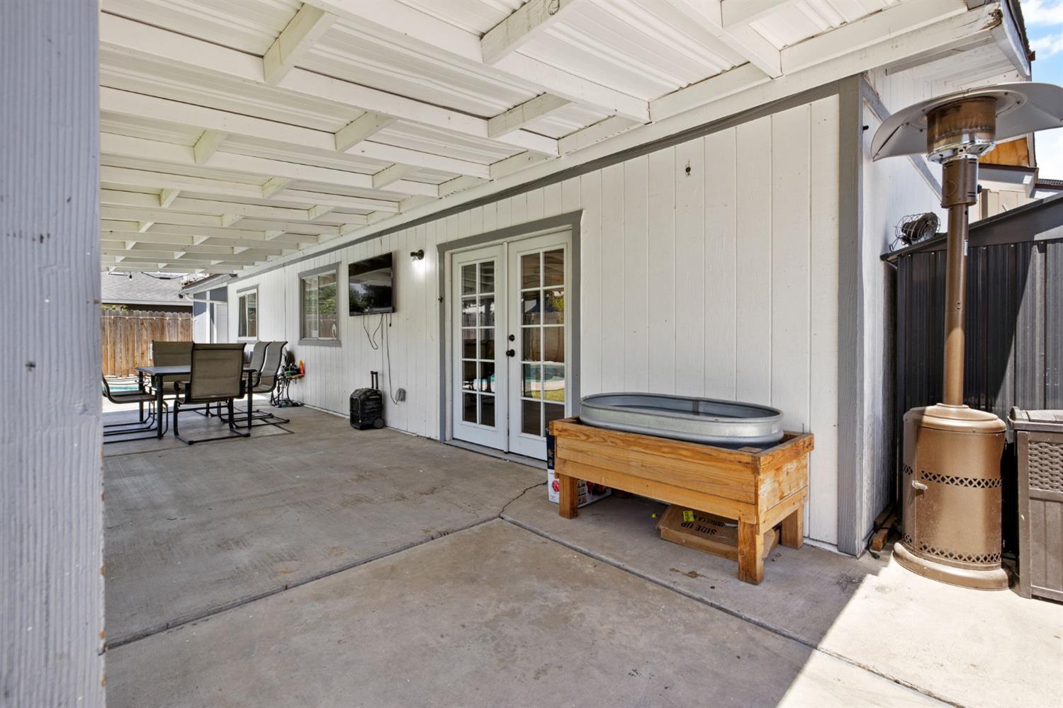 1176 Robin Ave, Hanford, CA 93230