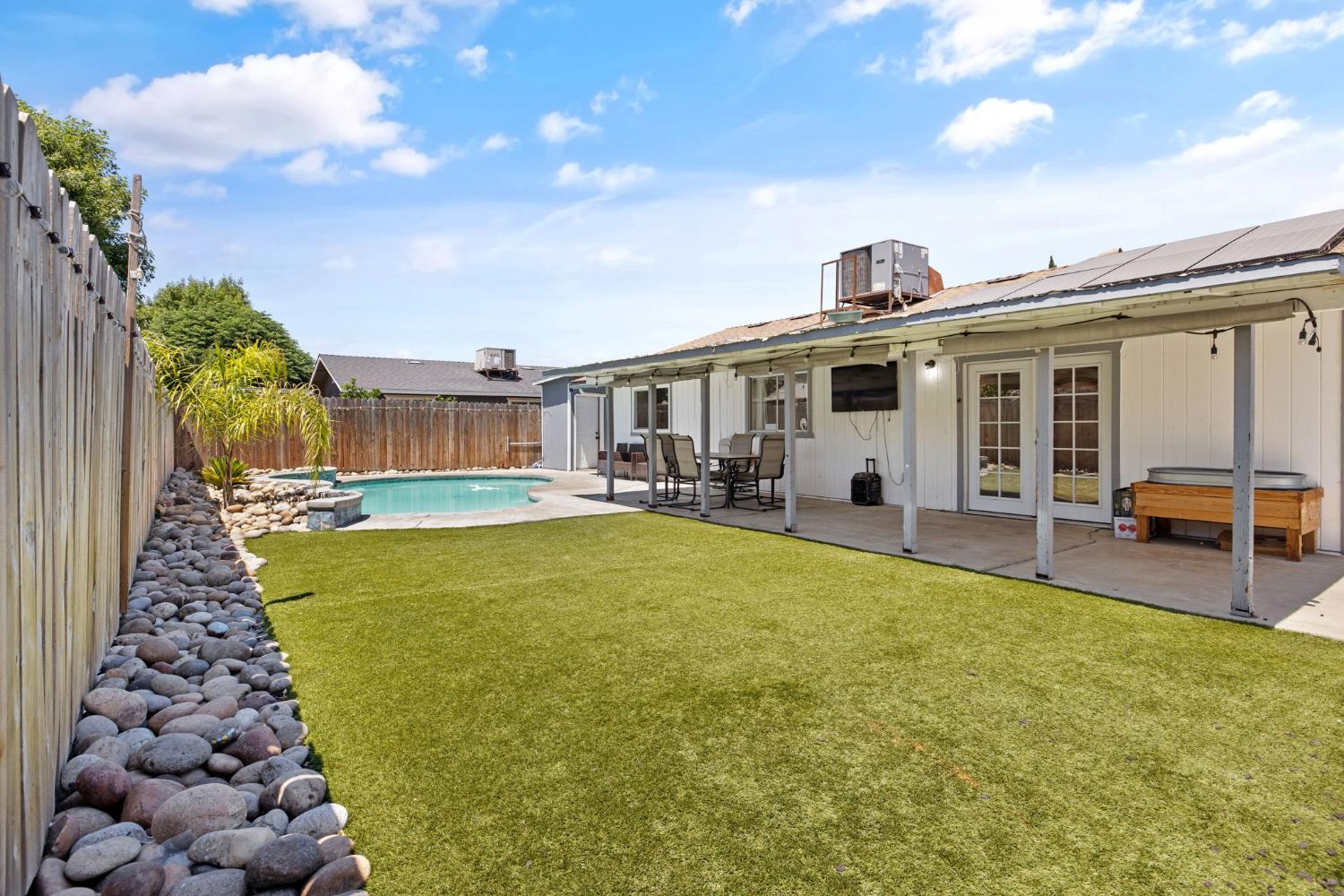 1176 Robin Ave, Hanford, CA 93230