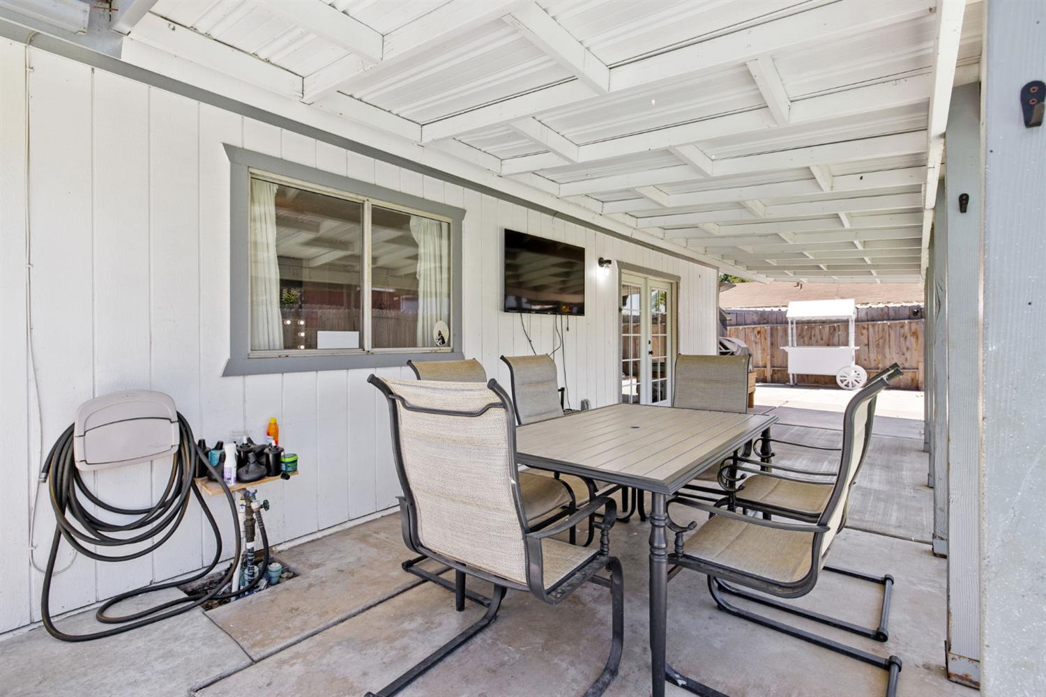 1176 Robin Ave, Hanford, CA 93230