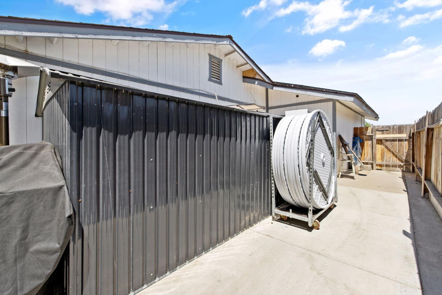 1176 Robin Ave, Hanford, CA 93230