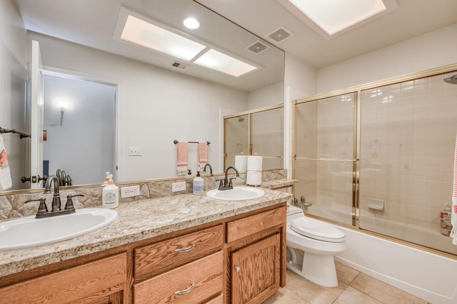 1671 E Granada Ave, Fresno, CA 93720