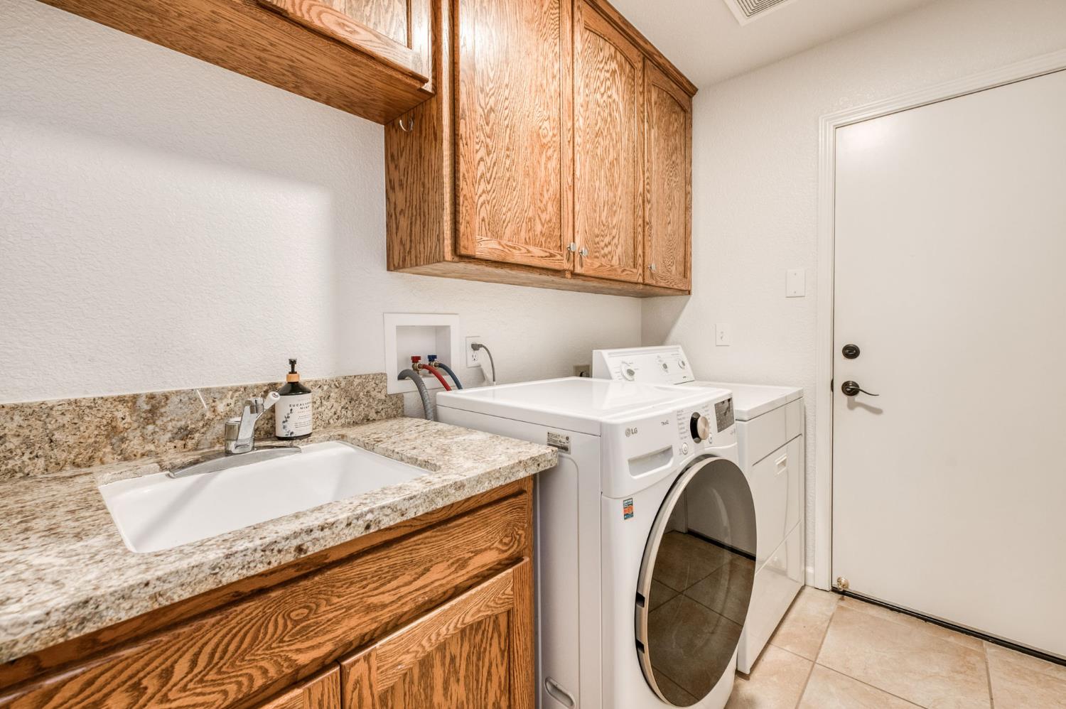 1671 E Granada Ave, Fresno, CA 93720