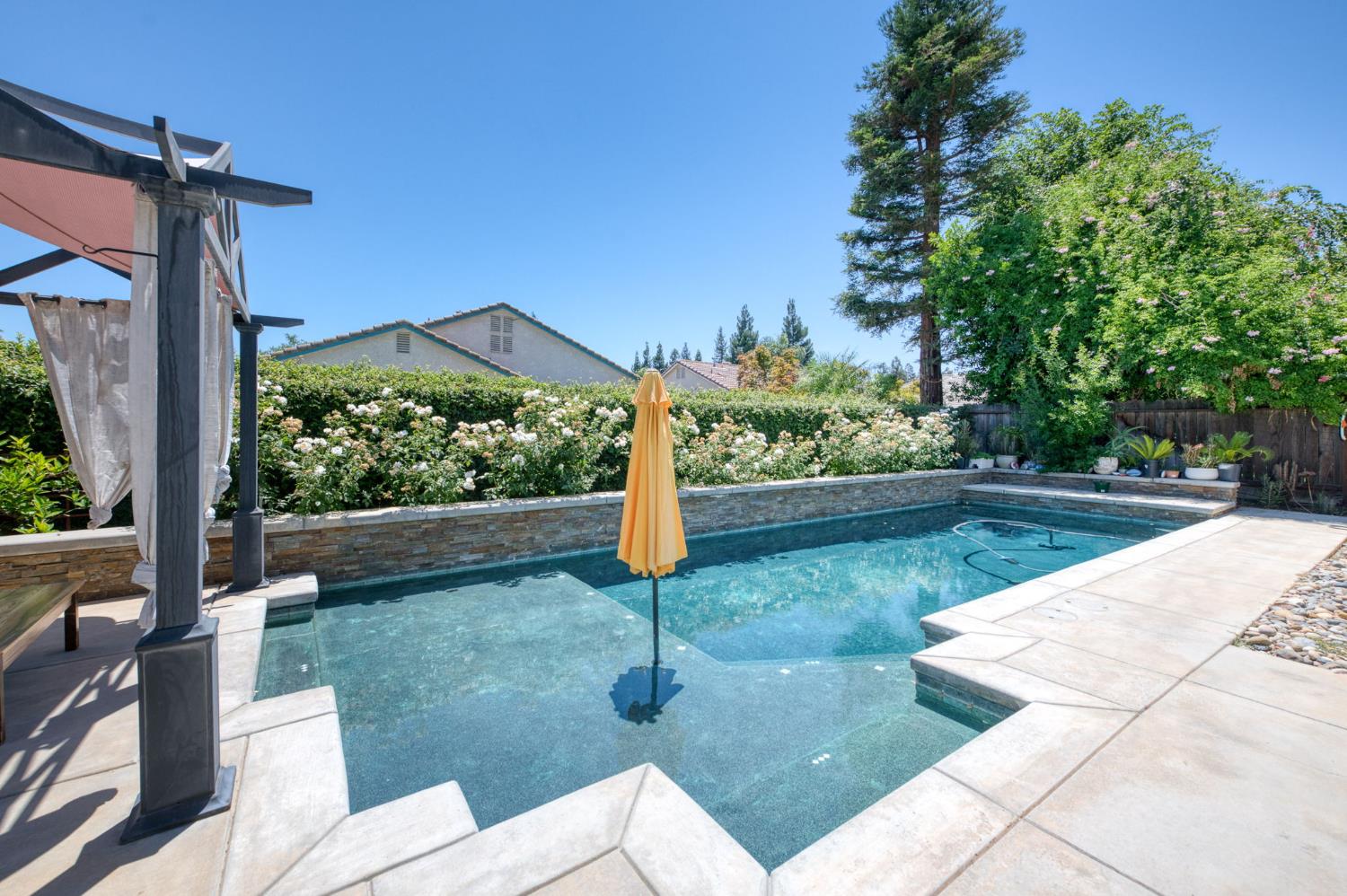 1671 E Granada Ave, Fresno, CA 93720