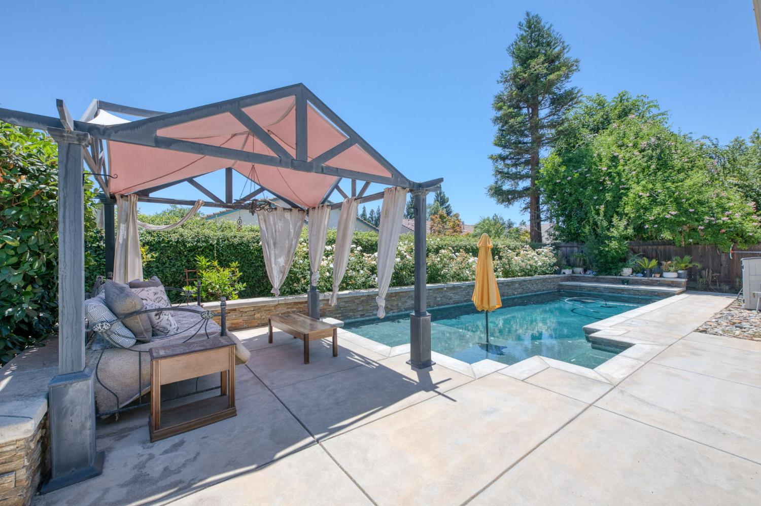 1671 E Granada Ave, Fresno, CA 93720