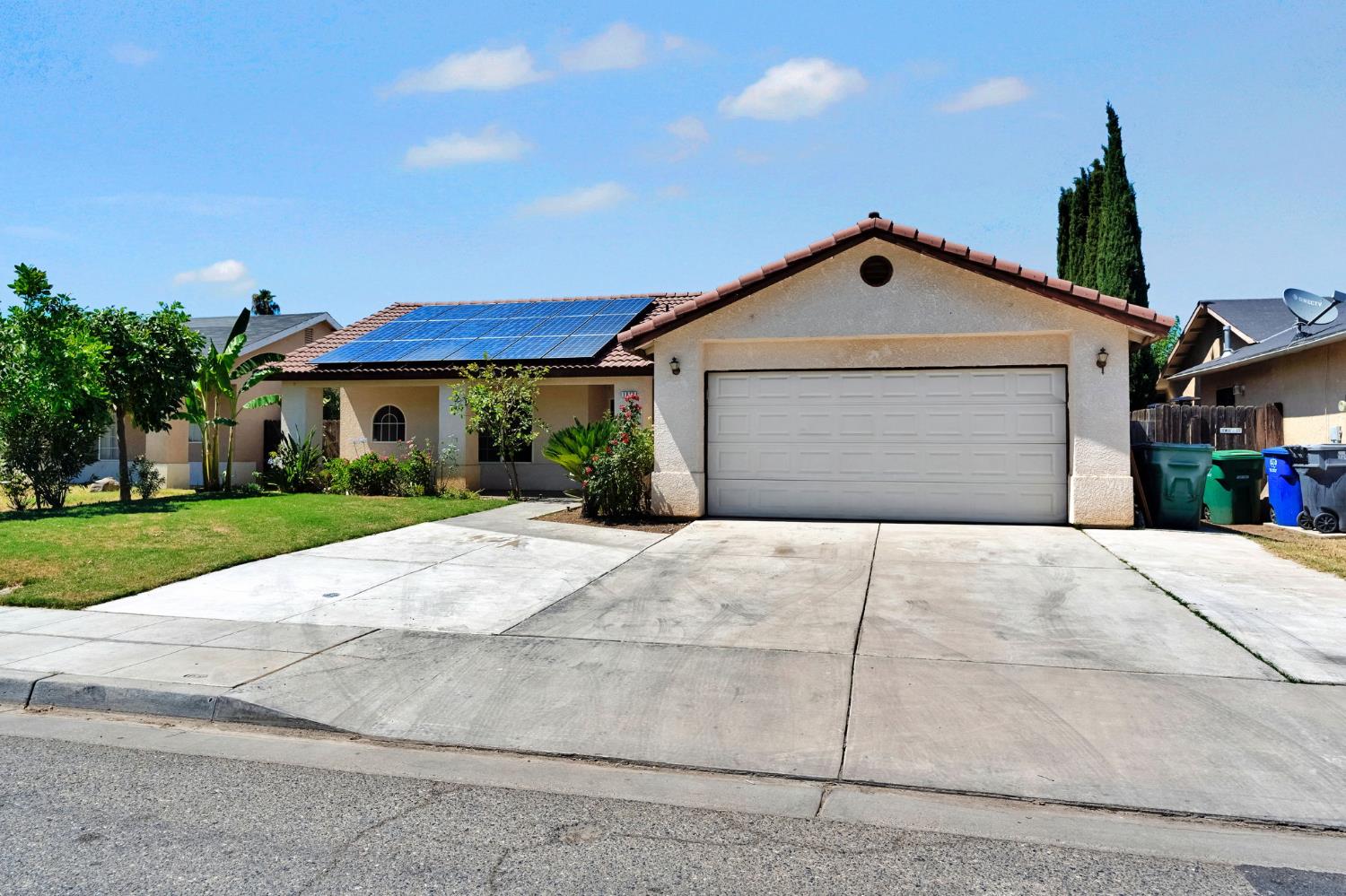 1035 La Perla Ln, Madera, CA 93638