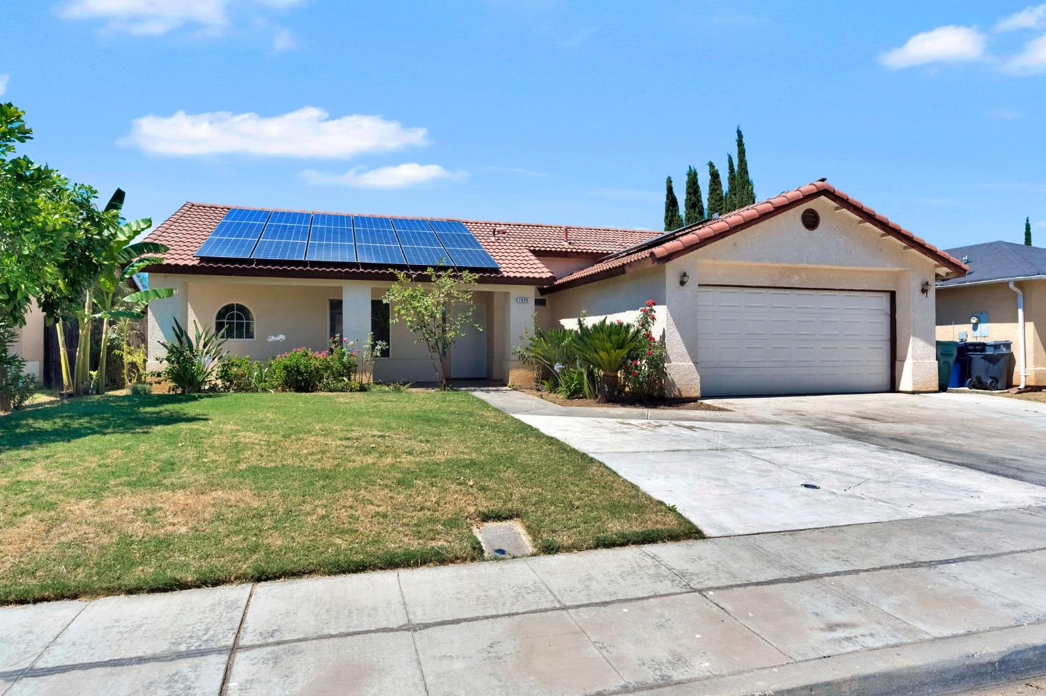 1035 La Perla Ln, Madera, CA 93638