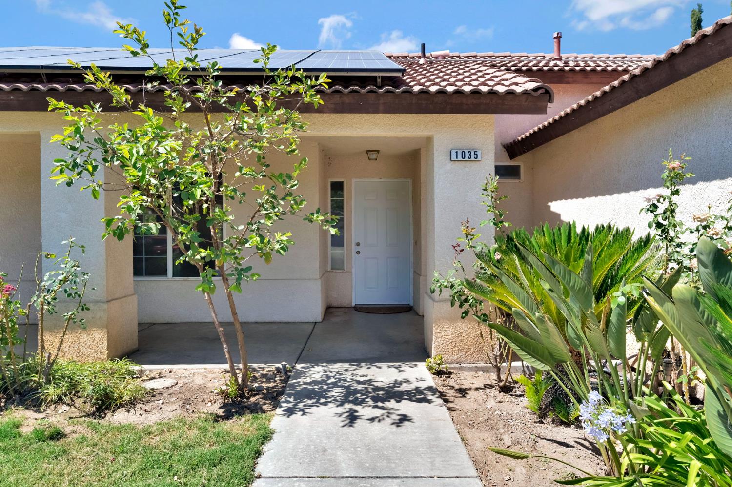 1035 La Perla Ln, Madera, CA 93638