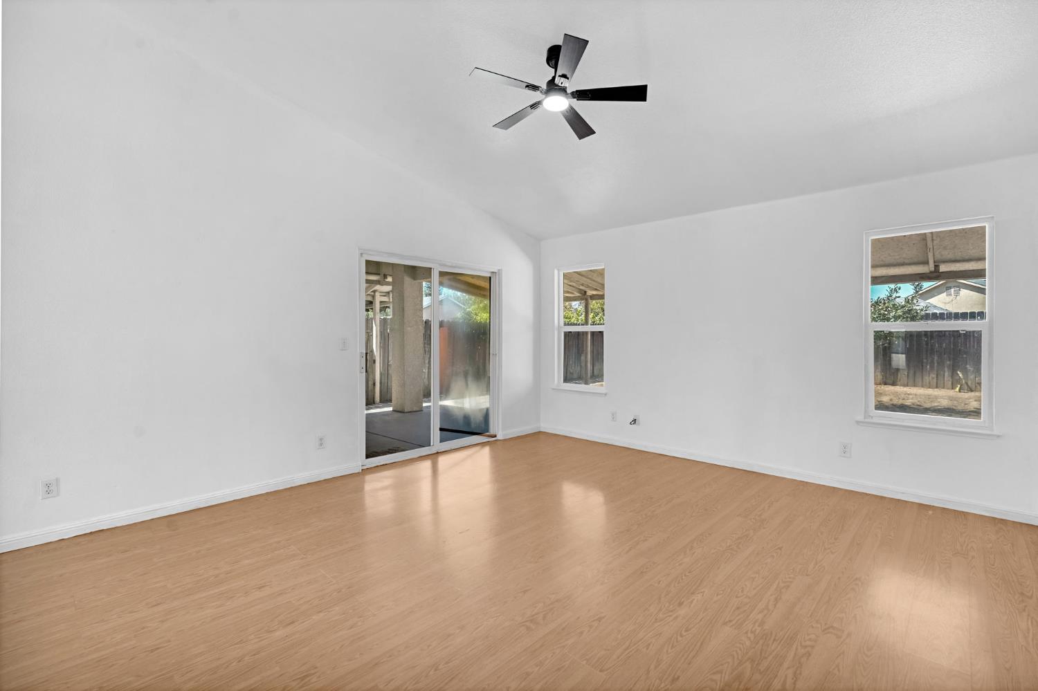 1035 La Perla Ln, Madera, CA 93638