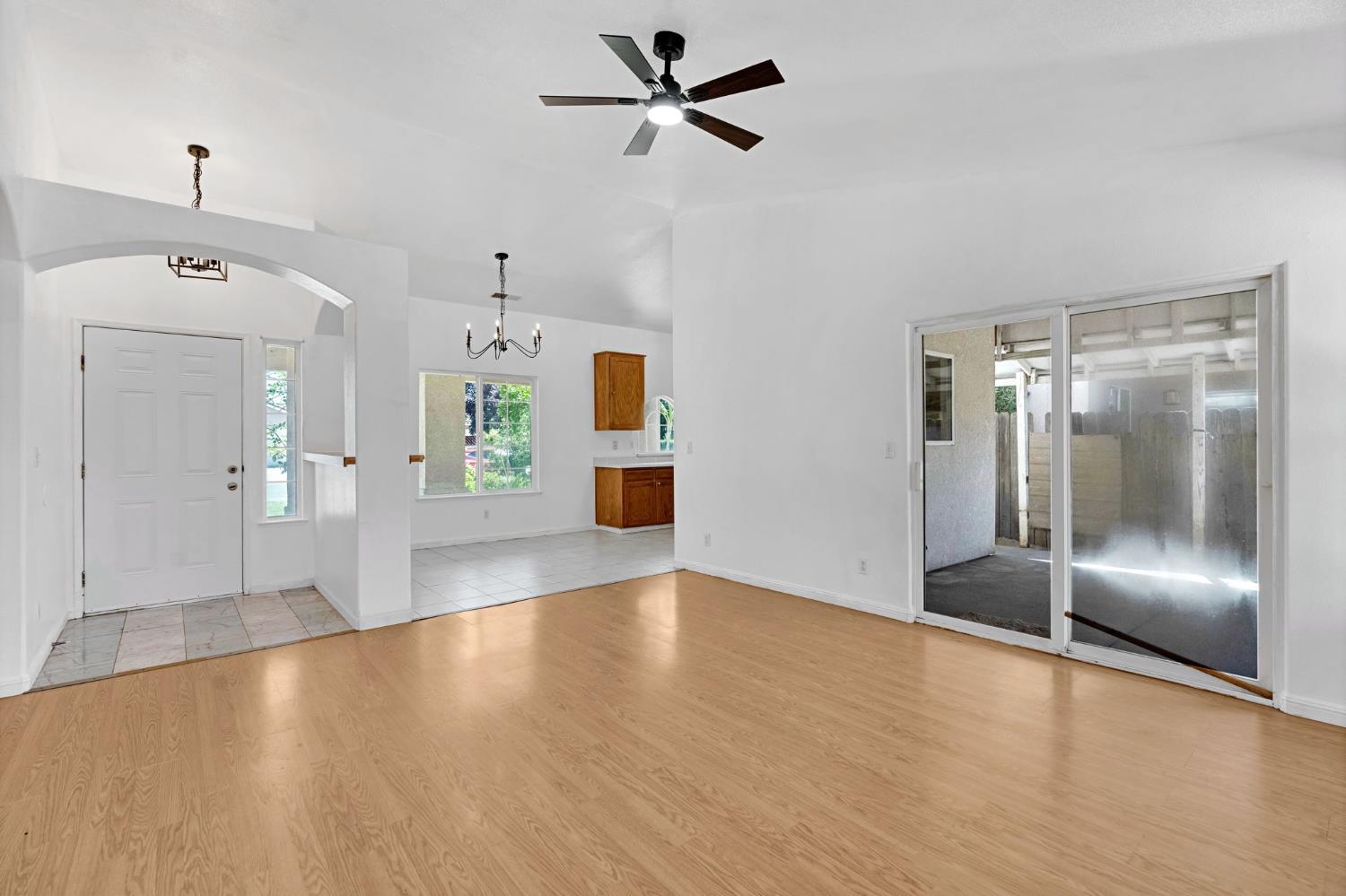 1035 La Perla Ln, Madera, CA 93638
