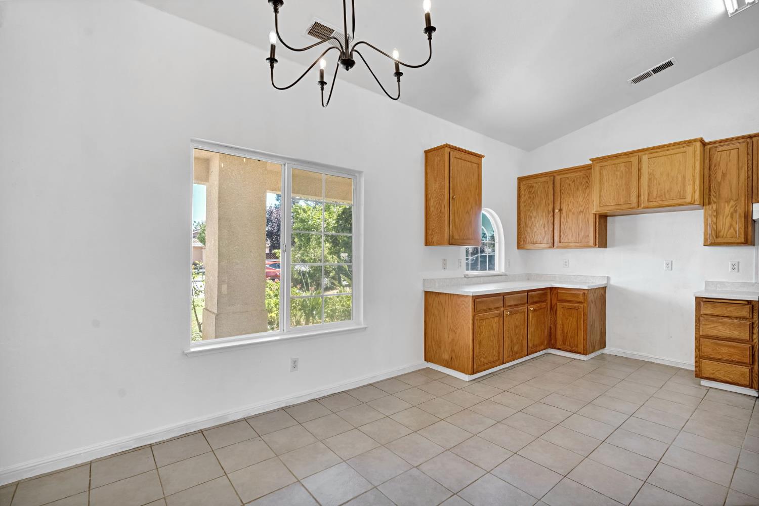 1035 La Perla Ln, Madera, CA 93638
