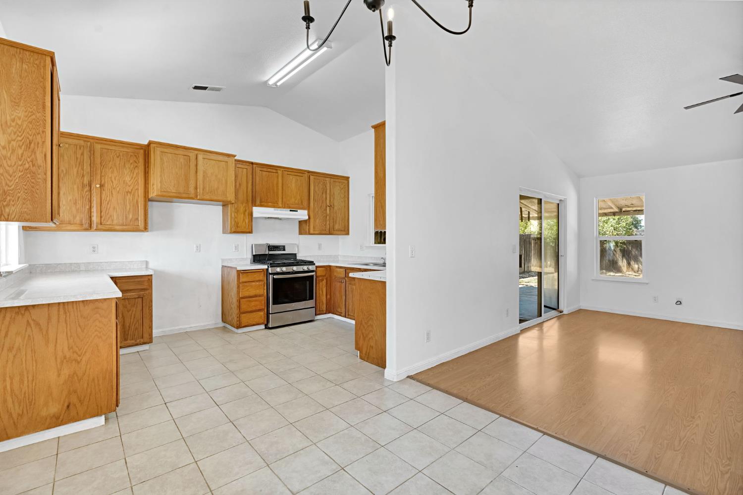 1035 La Perla Ln, Madera, CA 93638