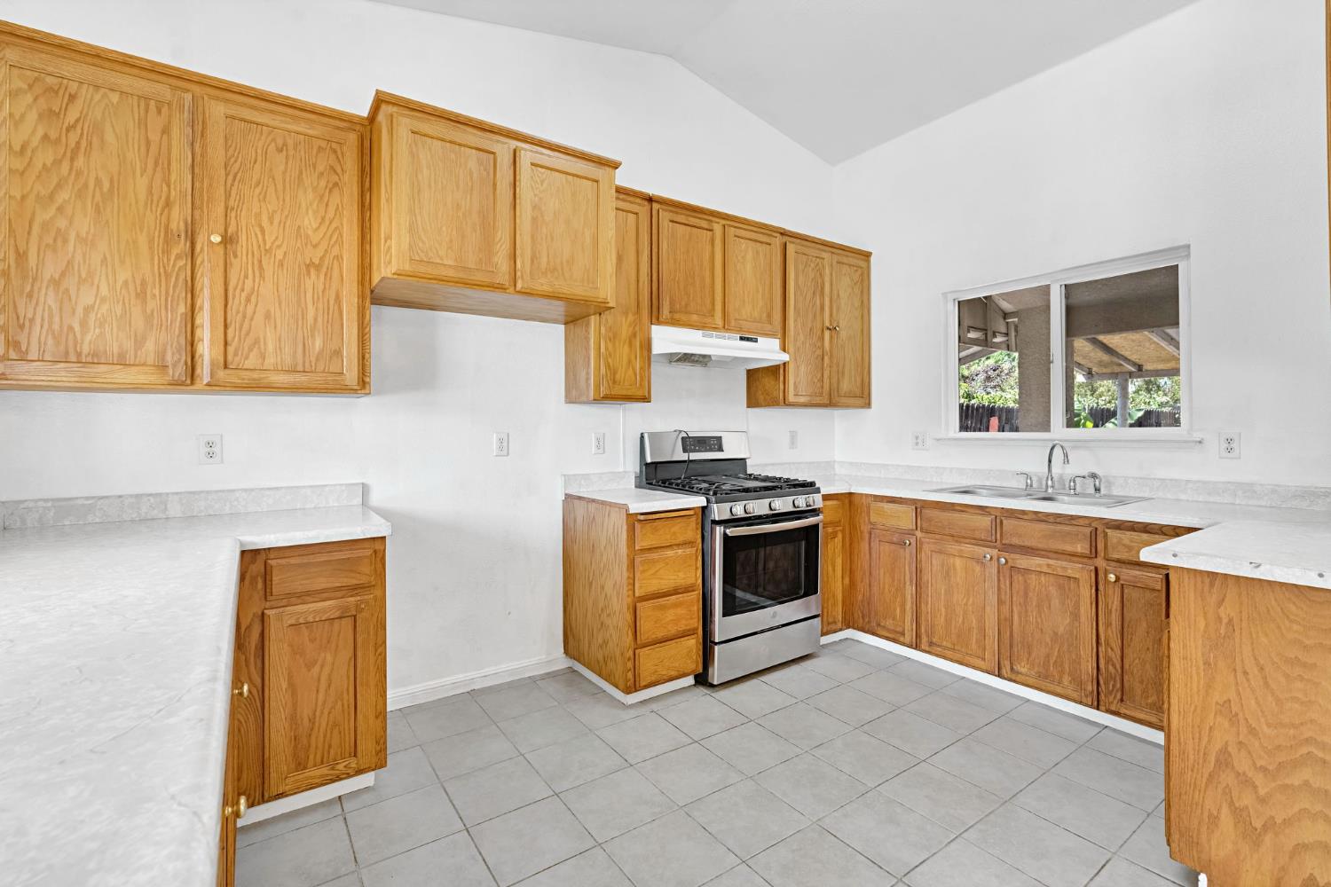1035 La Perla Ln, Madera, CA 93638