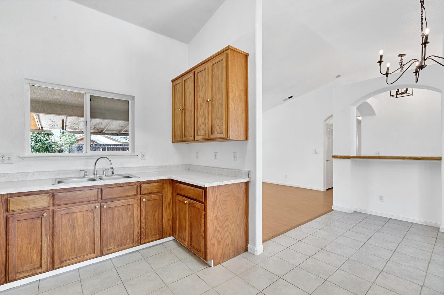 1035 La Perla Ln, Madera, CA 93638