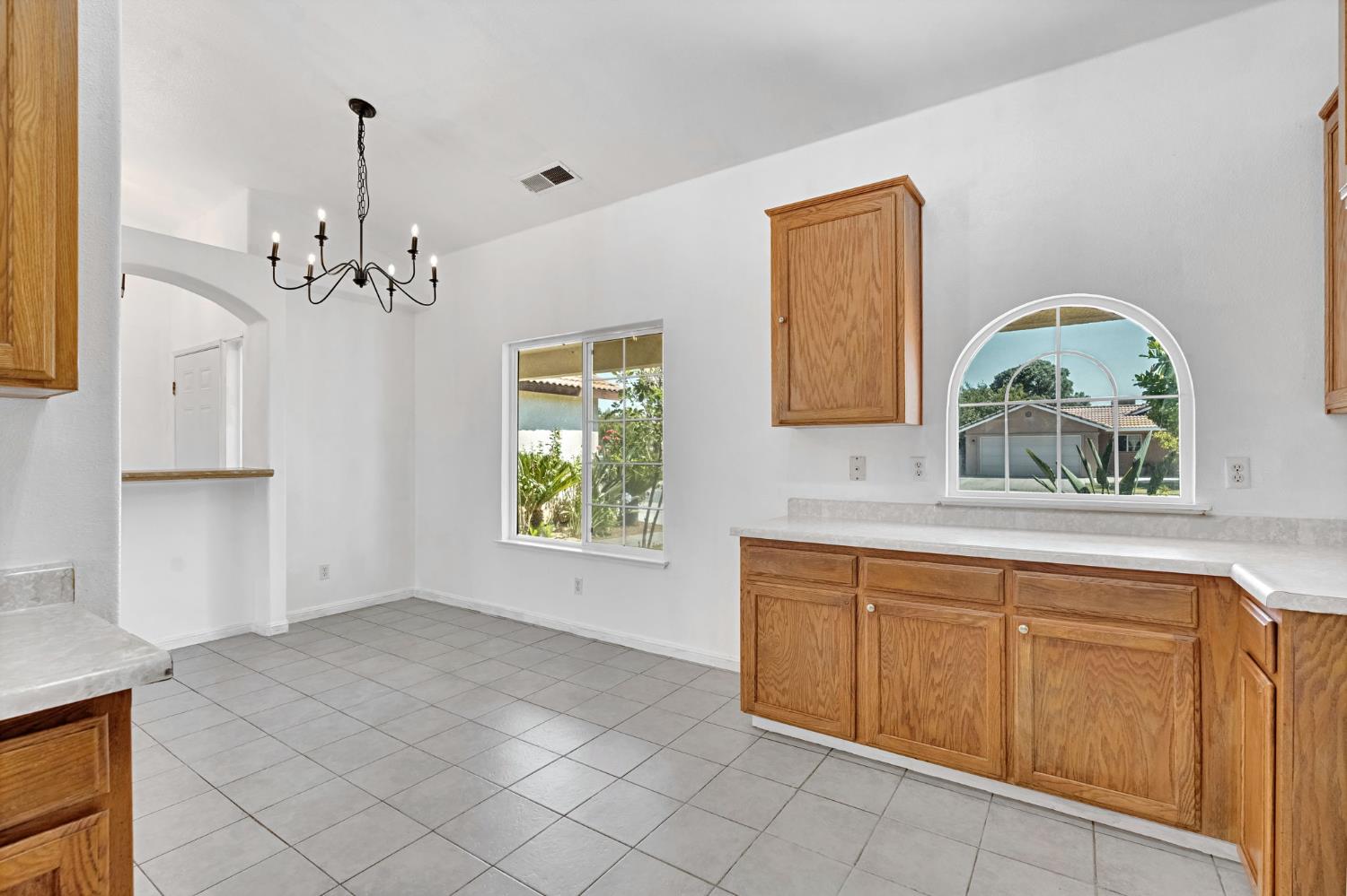 1035 La Perla Ln, Madera, CA 93638