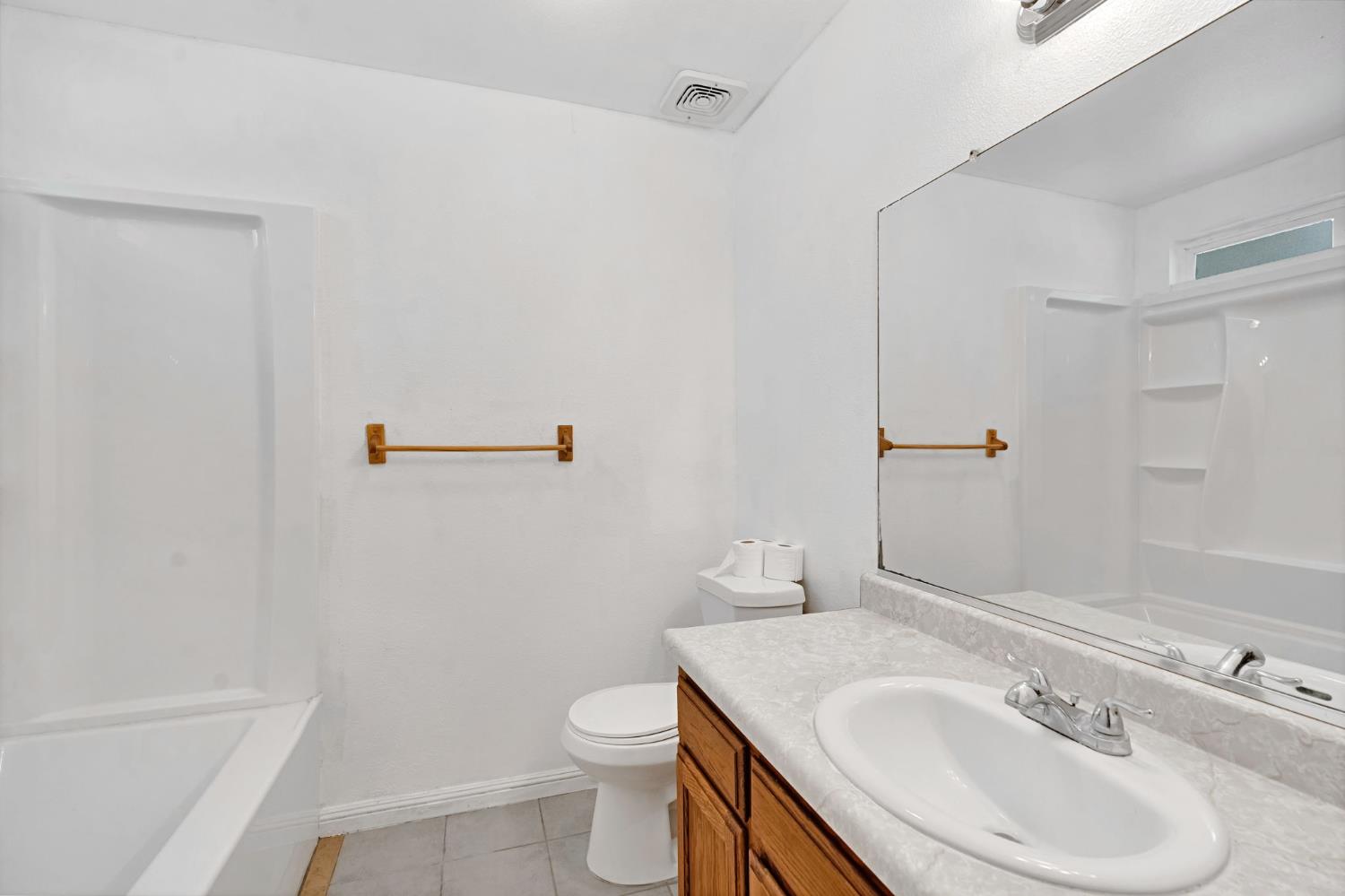 1035 La Perla Ln, Madera, CA 93638