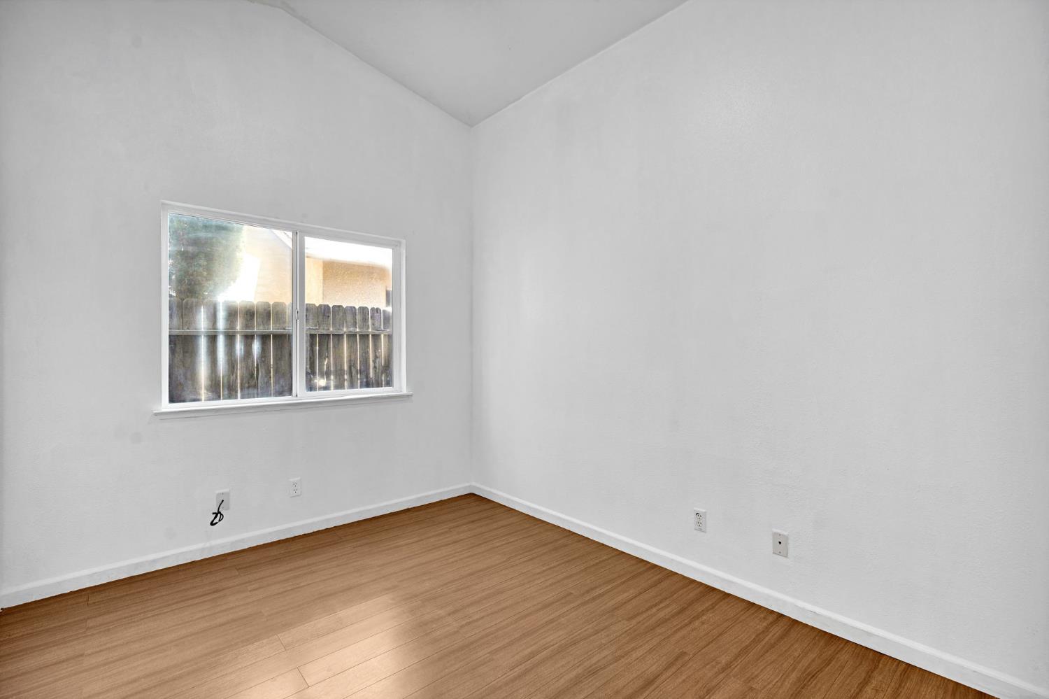 1035 La Perla Ln, Madera, CA 93638