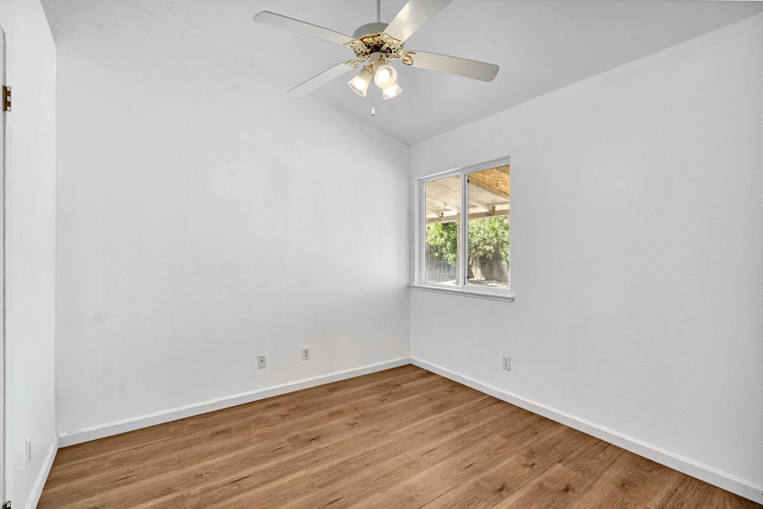 1035 La Perla Ln, Madera, CA 93638