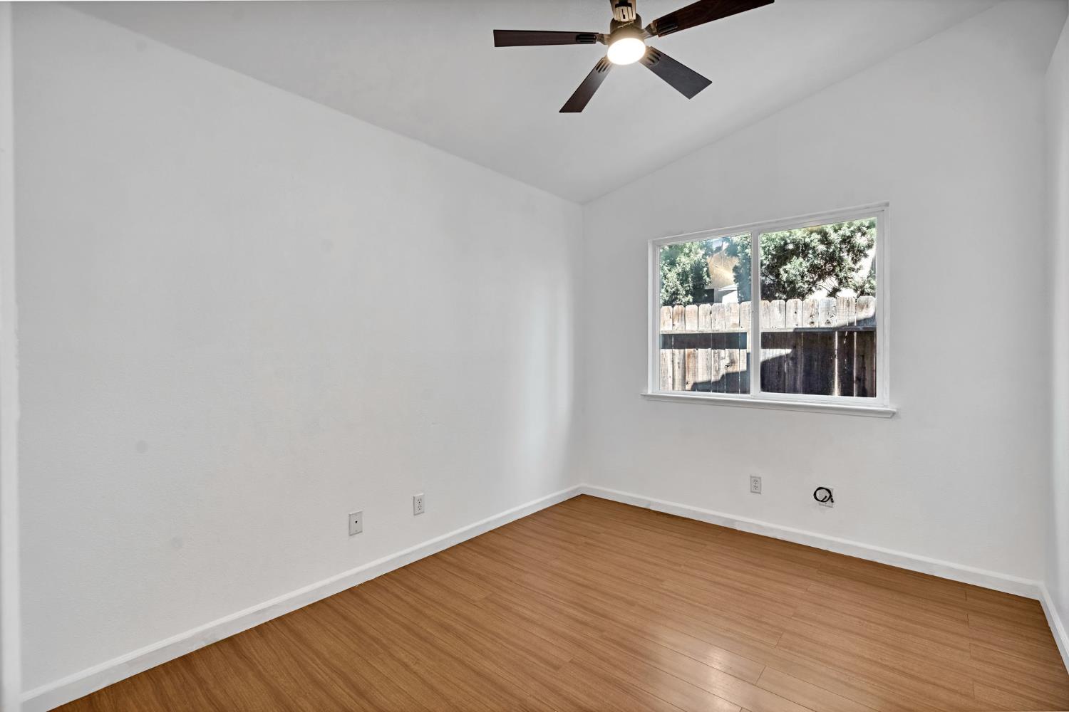 1035 La Perla Ln, Madera, CA 93638