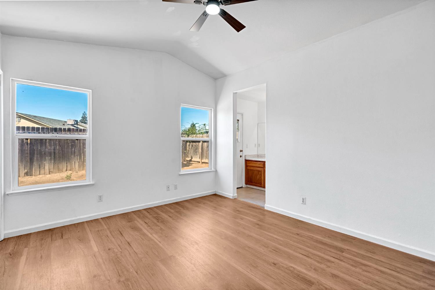 1035 La Perla Ln, Madera, CA 93638