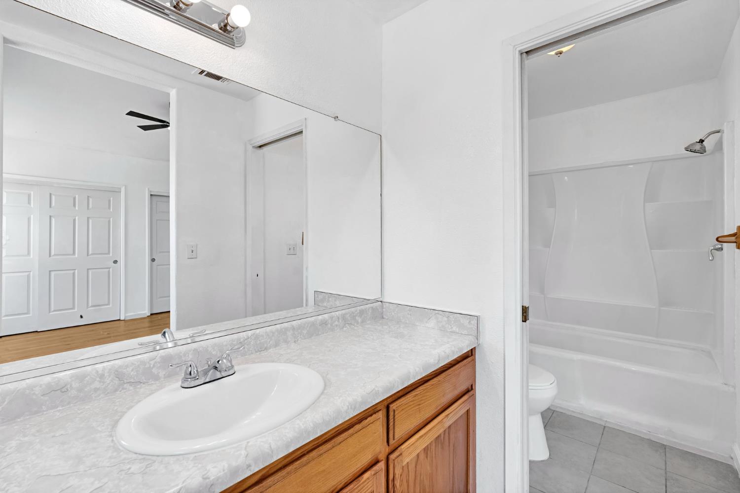 1035 La Perla Ln, Madera, CA 93638