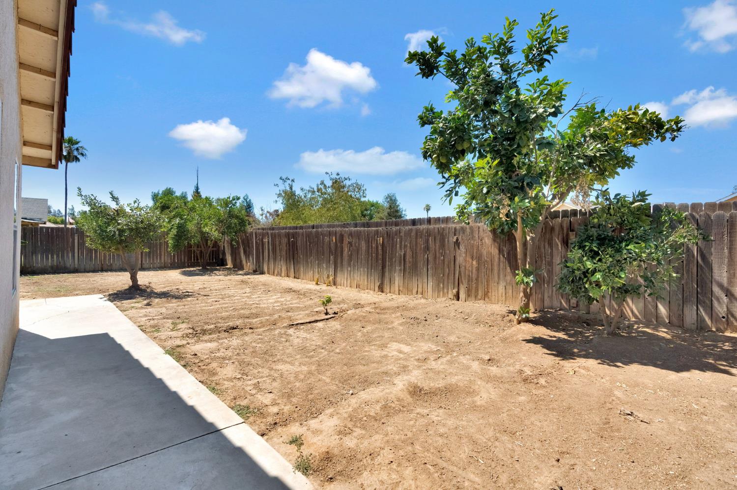 1035 La Perla Ln, Madera, CA 93638