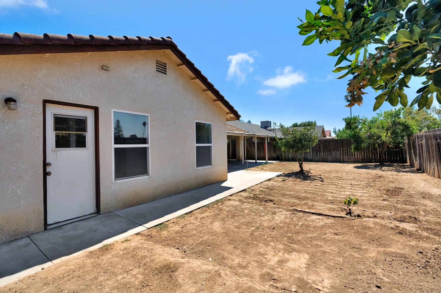 1035 La Perla Ln, Madera, CA 93638
