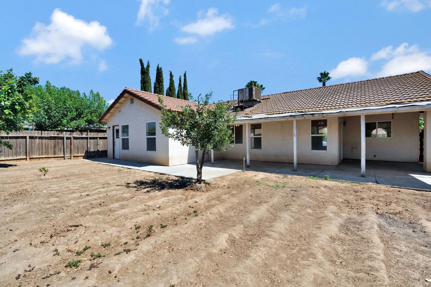 1035 La Perla Ln, Madera, CA 93638