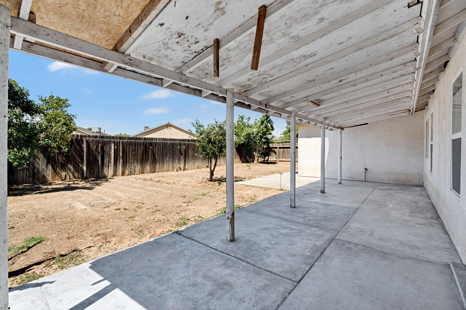 1035 La Perla Ln, Madera, CA 93638