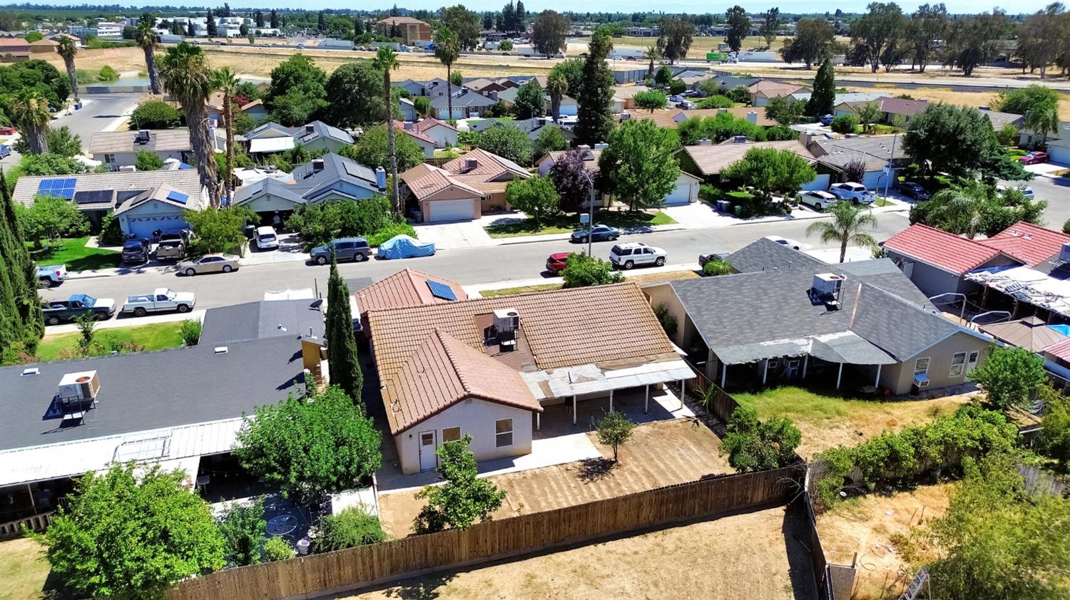 1035 La Perla Ln, Madera, CA 93638