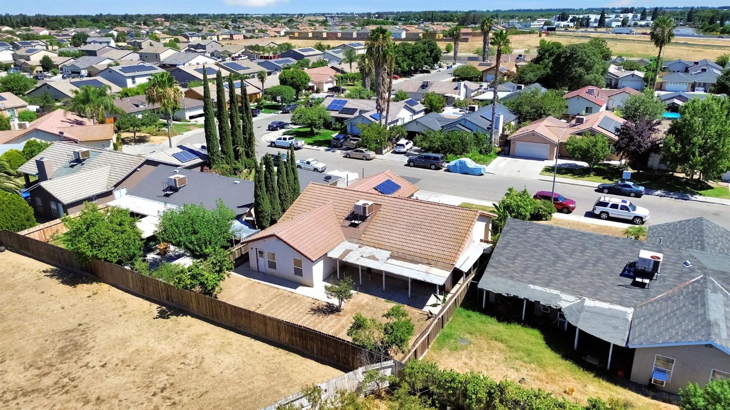 1035 La Perla Ln, Madera, CA 93638