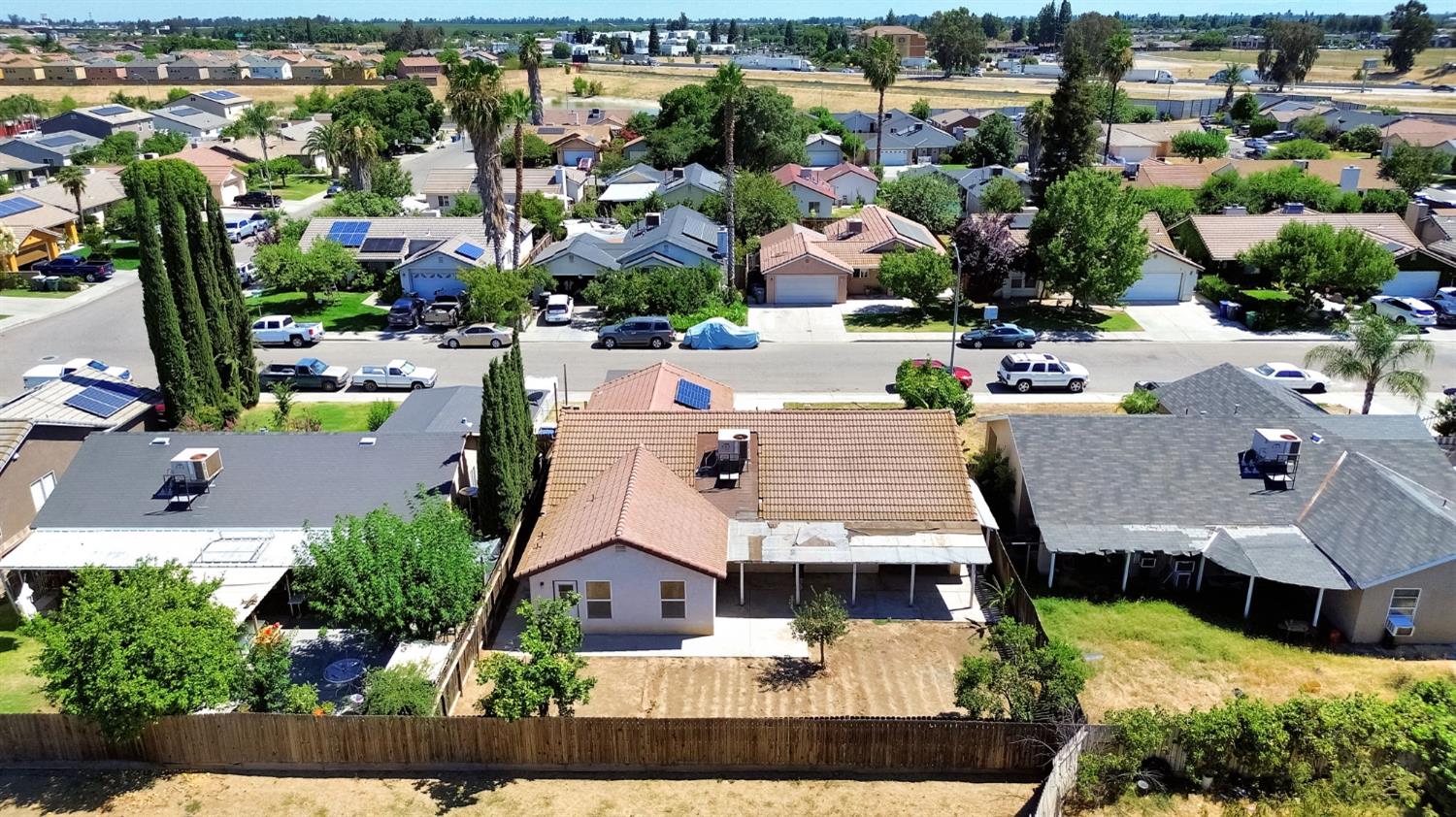 1035 La Perla Ln, Madera, CA 93638