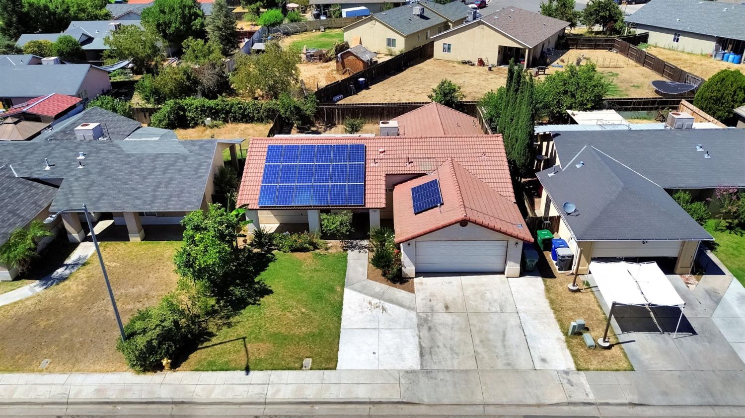 1035 La Perla Ln, Madera, CA 93638