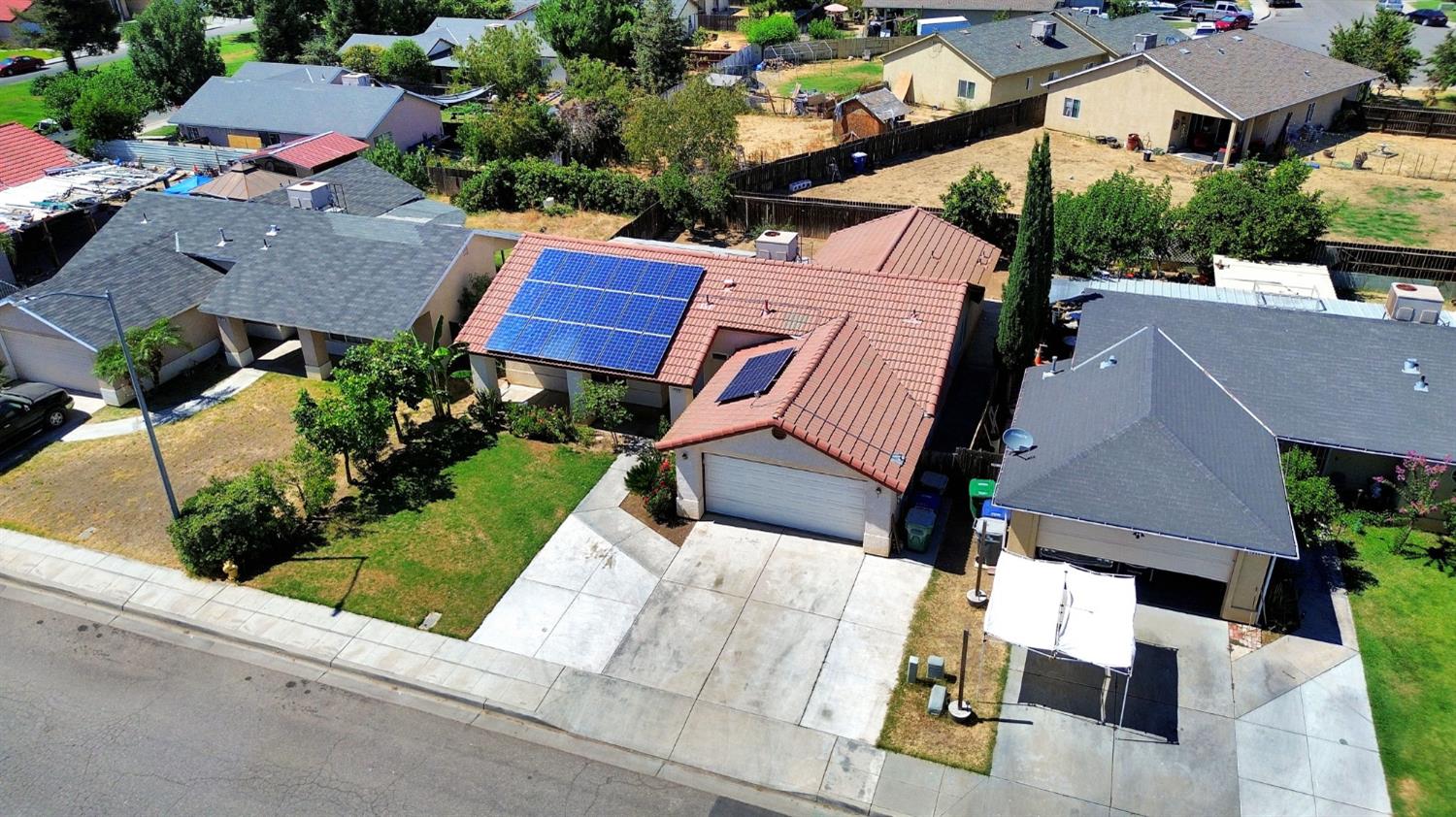 1035 La Perla Ln, Madera, CA 93638