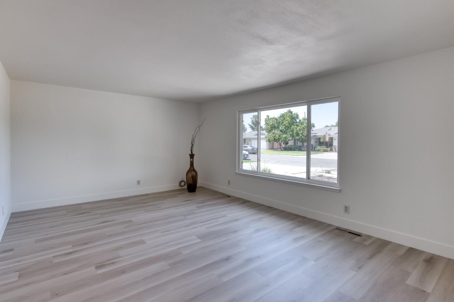549 E Sample Ave, Fresno, CA 93710