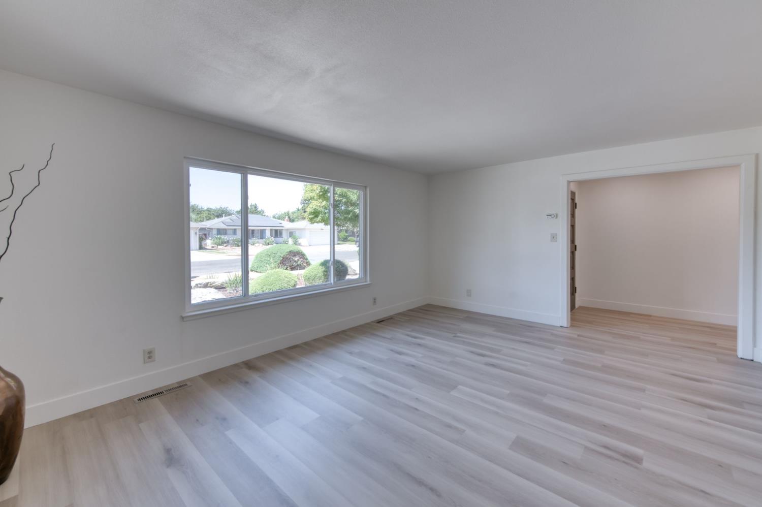 549 E Sample Ave, Fresno, CA 93710