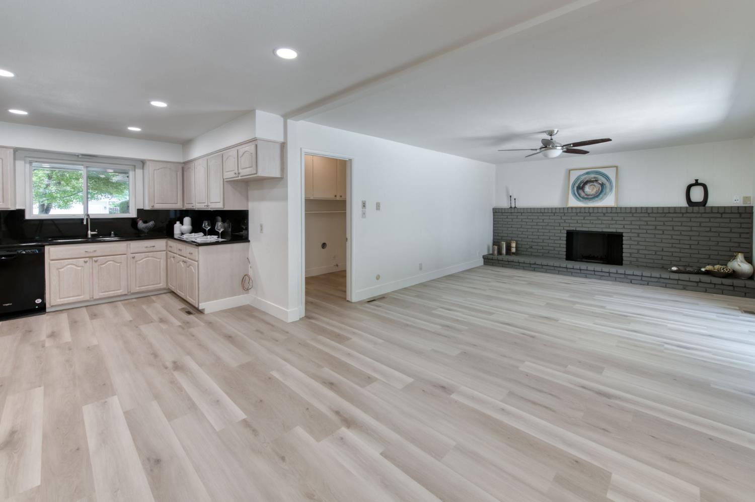 549 E Sample Ave, Fresno, CA 93710