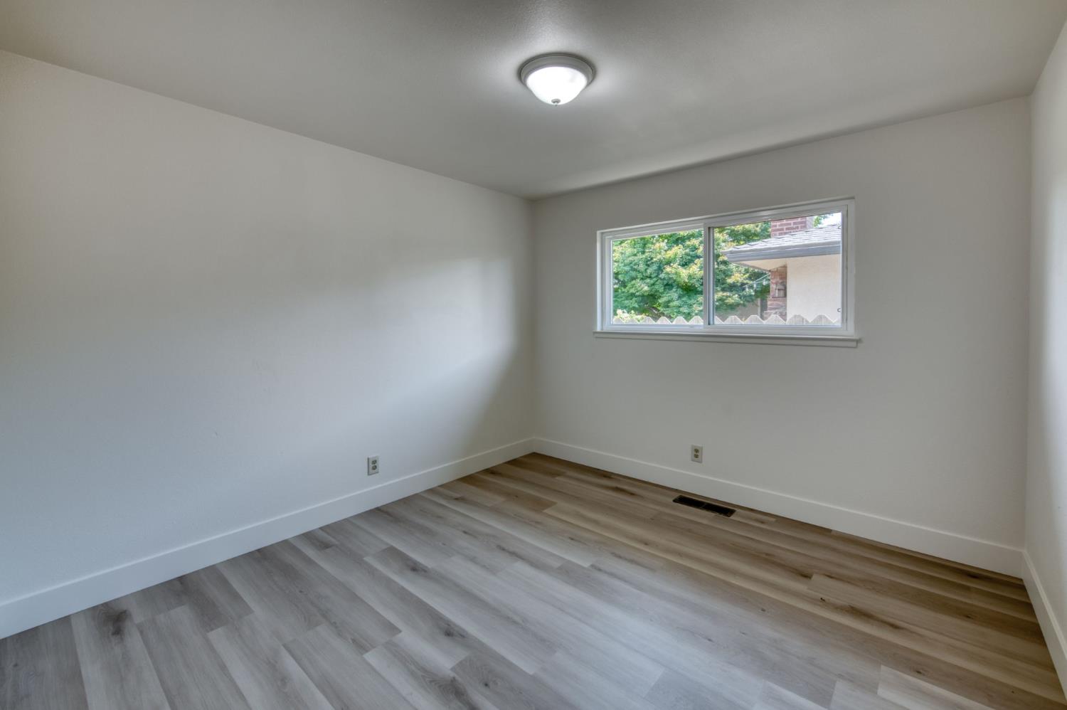 549 E Sample Ave, Fresno, CA 93710