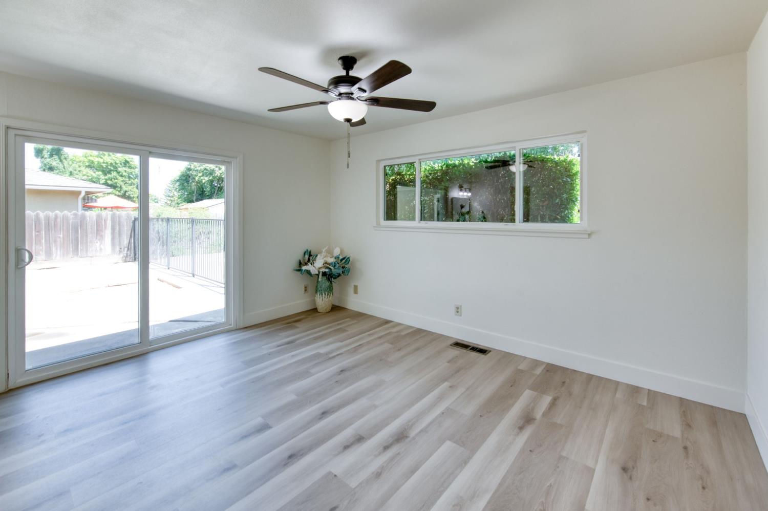 549 E Sample Ave, Fresno, CA 93710